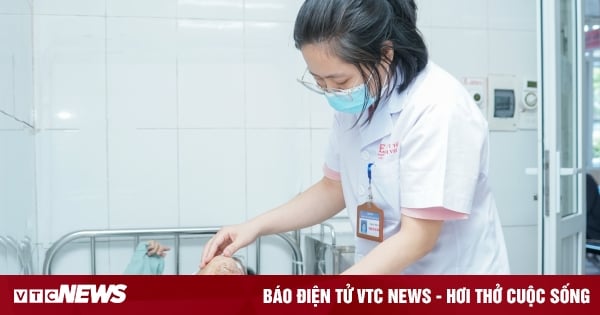 Nhập viện cấp cứu sau khi rắc kháng sinh vào vết thương