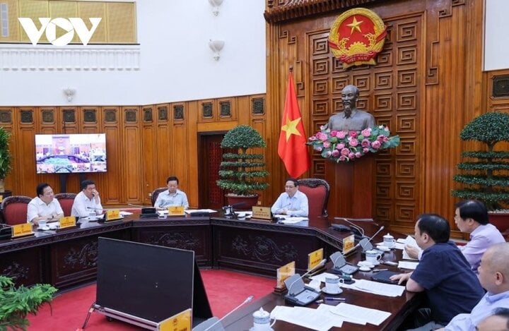 Le Premier ministre a présidé une réunion avec les ministères, branches, localités et agences concernés sur l'avancement de la mise en œuvre du projet de ligne 500 kV 3 Pho Noi - Quang Trach.