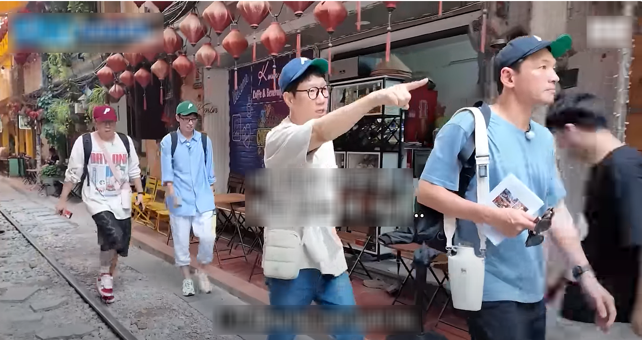 Korean guests eat Hanoi seafood bun.png