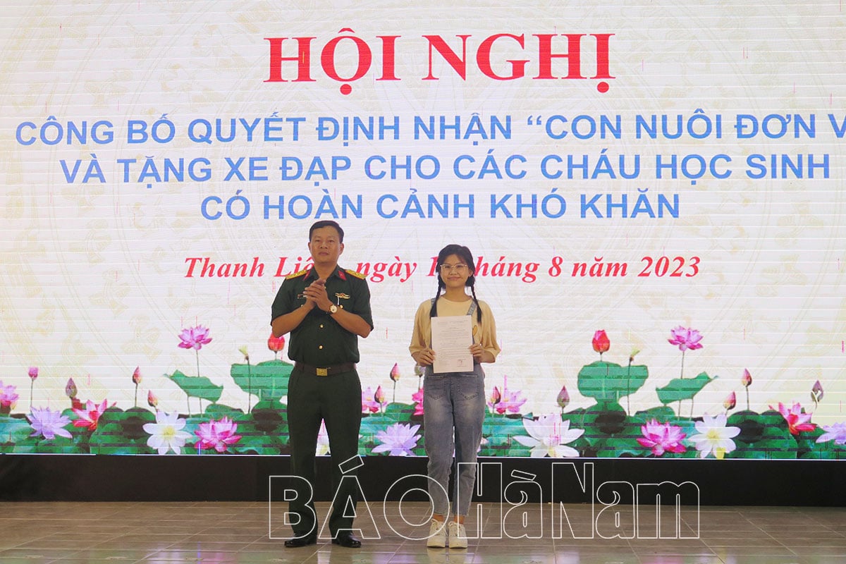 Ban CHQS huyện Thanh Liêm nhận cháu bé mồ côi cha là “Con nuôi đơn vị”          