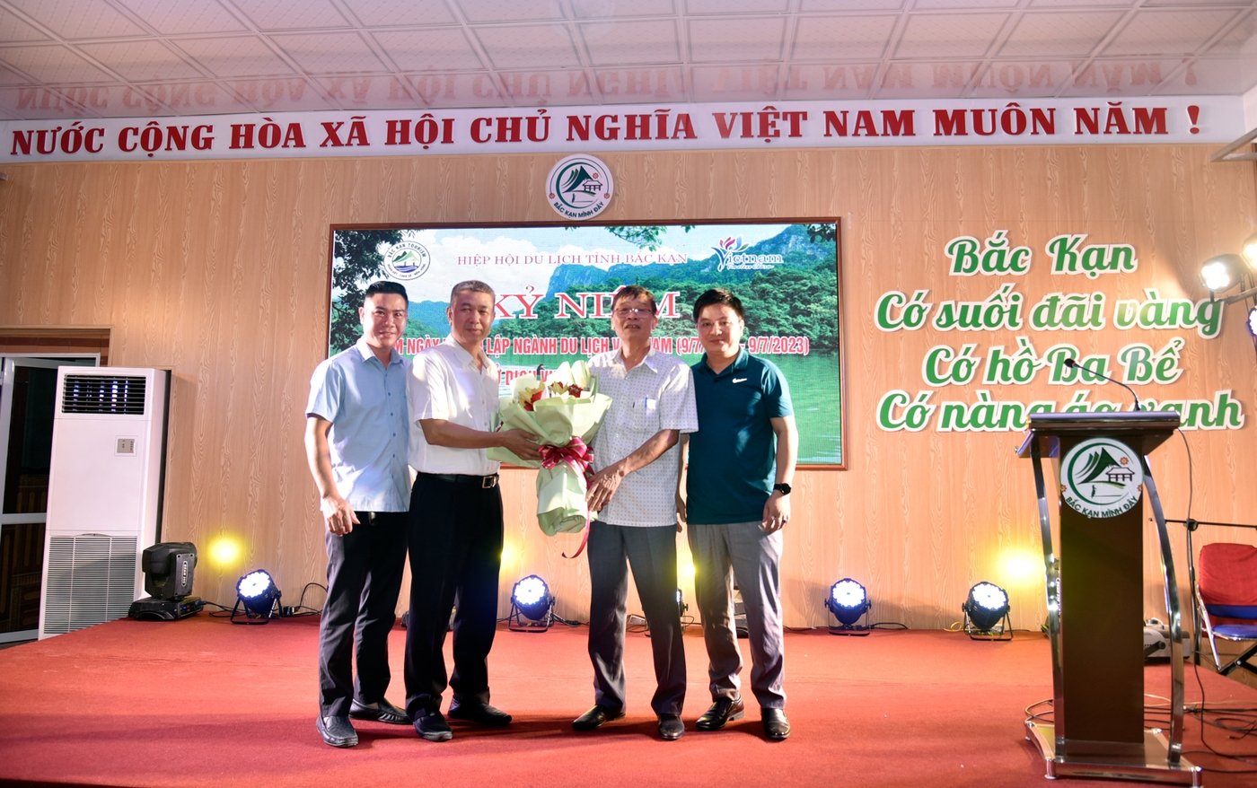 Réunion pour célébrer le 63e anniversaire de la Journée du tourisme au Vietnam photo 3