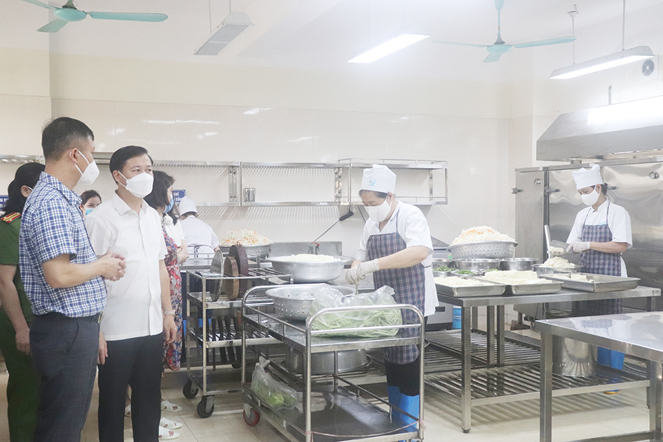 El equipo de inspección interdisciplinario Nº 1 de Hanoi sobre seguridad alimentaria e higiene inspeccionó la cocina de una escuela de la ciudad.