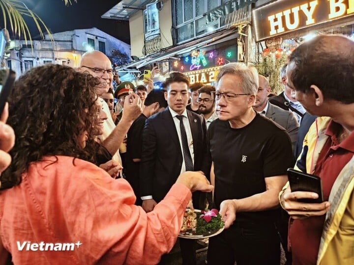 CEO ông Jensen Huang đầy thân thiện khi mang thức ăn chia cho các du khách cùng thưởng thức. (Ảnh: Minh Sơn/Vietnam+)