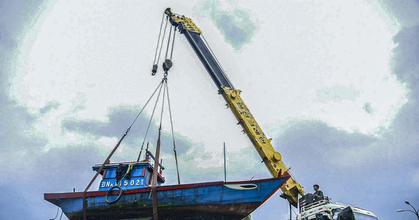 Da Nang fishermen hire cranes to bring boats ashore to avoid storm Tra Mi