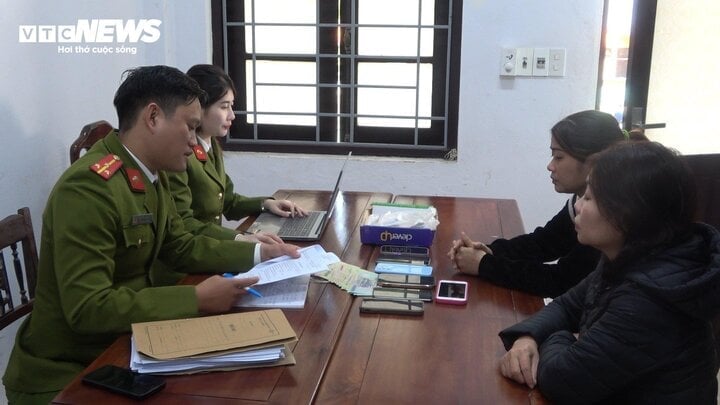 Los agentes de policía de la ciudad de Hue están tomando declaraciones a Hoang Thi Thanh Truc y Hoang Thi Cam Le. (Foto: Cong Quang)