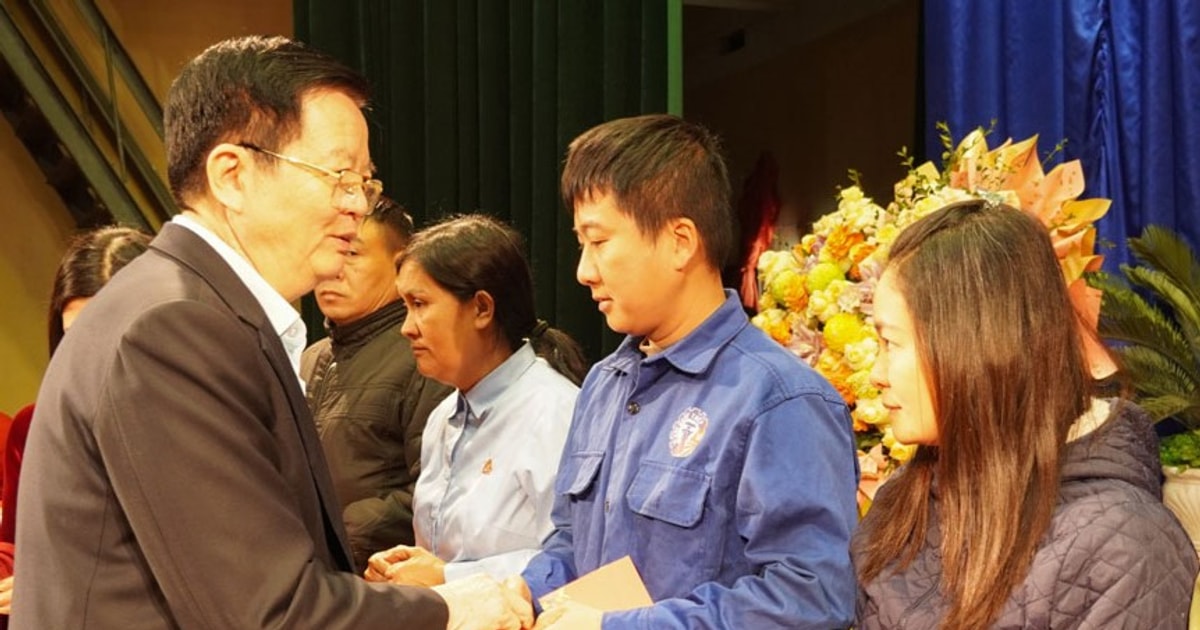 Head of Central Mass Mobilization Commission presents Tet gifts in Thai Nguyen