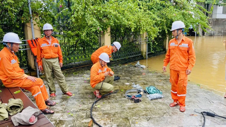 Die Überschwemmungen des Thao-Flusses überschreiten das historische Niveau, steigende Wasserstände des Roten Flusses wirken sich auf einige Gebiete in Hanoi aus, Foto 15