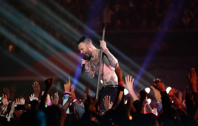 Adam Levine, trưởng nhóm Maroon 5, biểu diễn ở Super Bowl 2019 tại Atlanta (Mỹ). Ảnh: NBC News