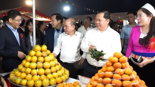 까오퐁 오렌지 축제 및 호아빈 무역 및 관광 박람회 개막