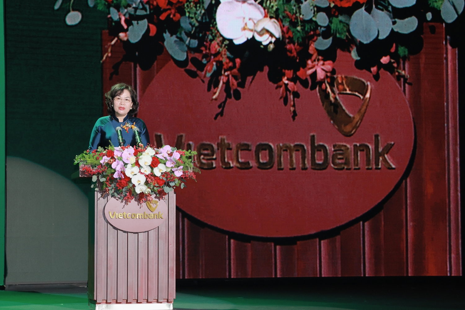 60th anniversary of Vietcombank's founding and receiving the title of Labor Hero, successful and beautiful photo 2