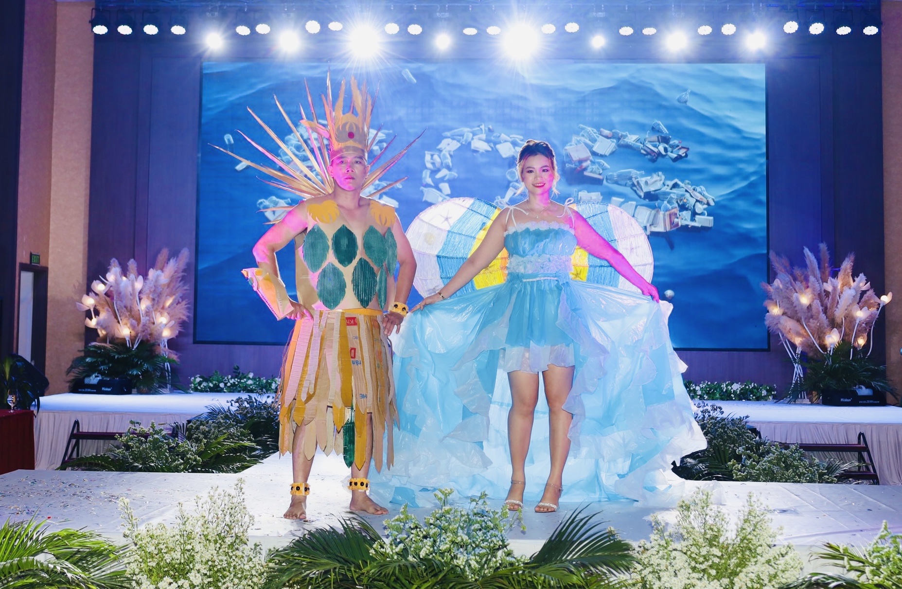Costumes fabriqués à partir de sacs en plastique et de carton provenant de l'hôtel Diamona Bay et du centre commercial Nha Trang Center