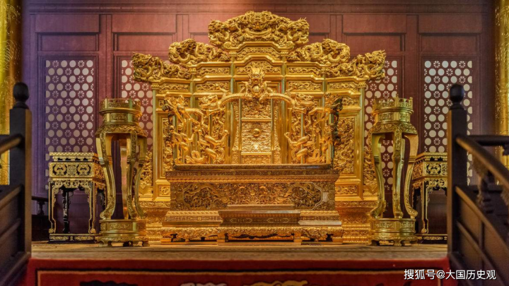 The precious dragon chair in Thai Hoa palace is surrounded by scary rumors. (Photo: Sohu)