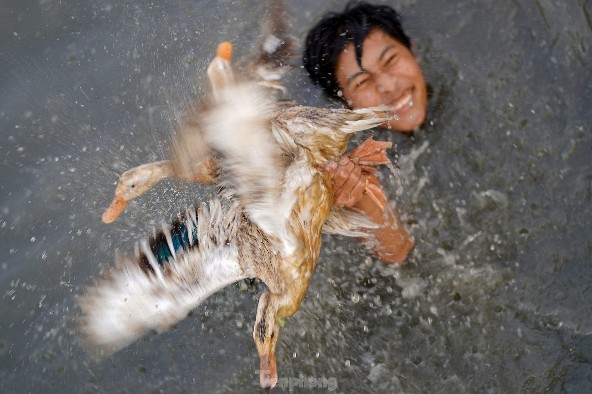 Cientos de personas compiten en 'vadear el río para atrapar patos' foto 12