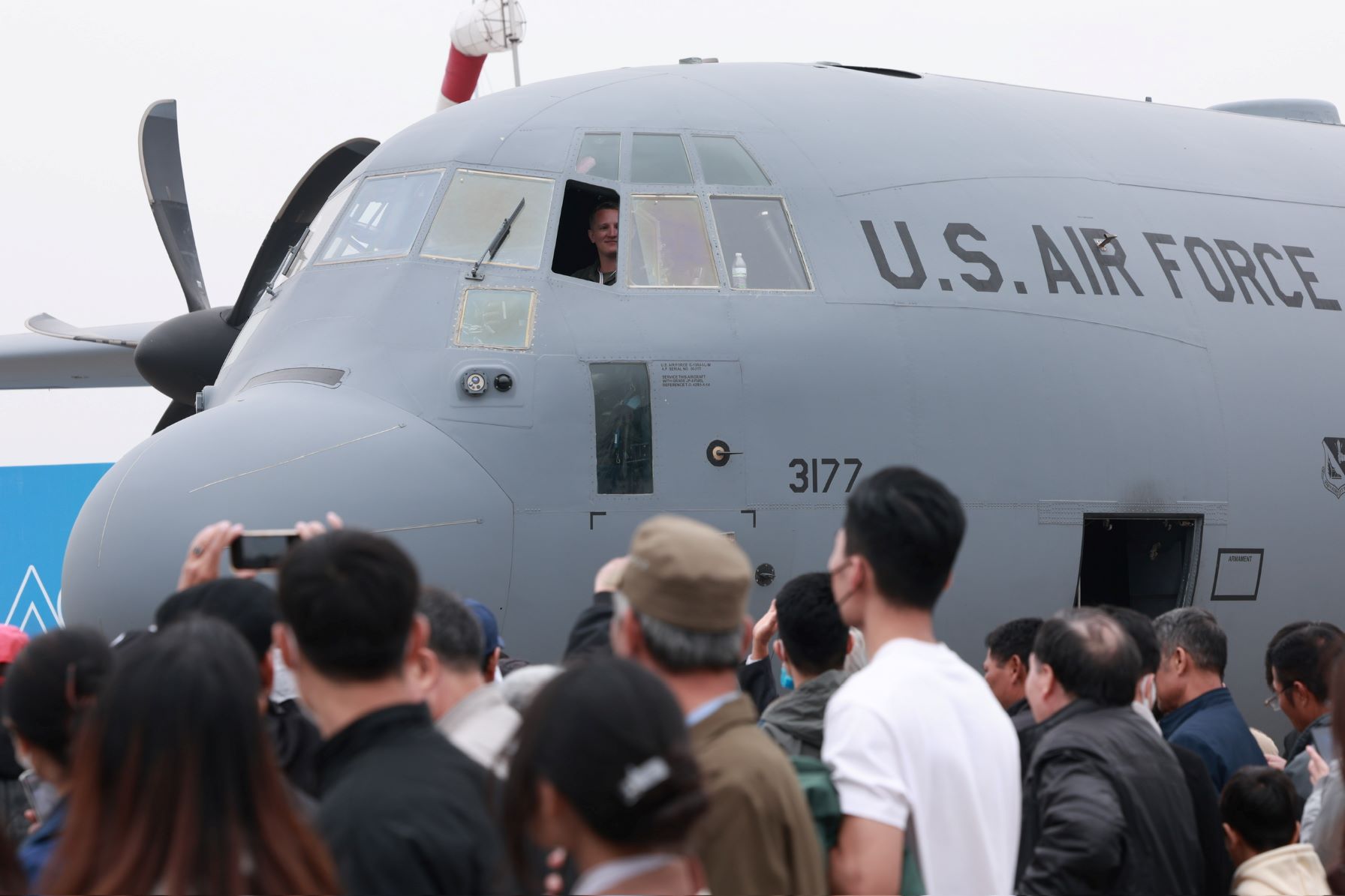 L'avion mesure 29,8 m de long, 40,4 m d'envergure, 11,6 m de haut et pèse 34 tonnes à vide. Il a été utilisé à de nombreuses reprises au Vietnam lors des visites et des voyages de travail du président américain. Photo : Hai Nguyen