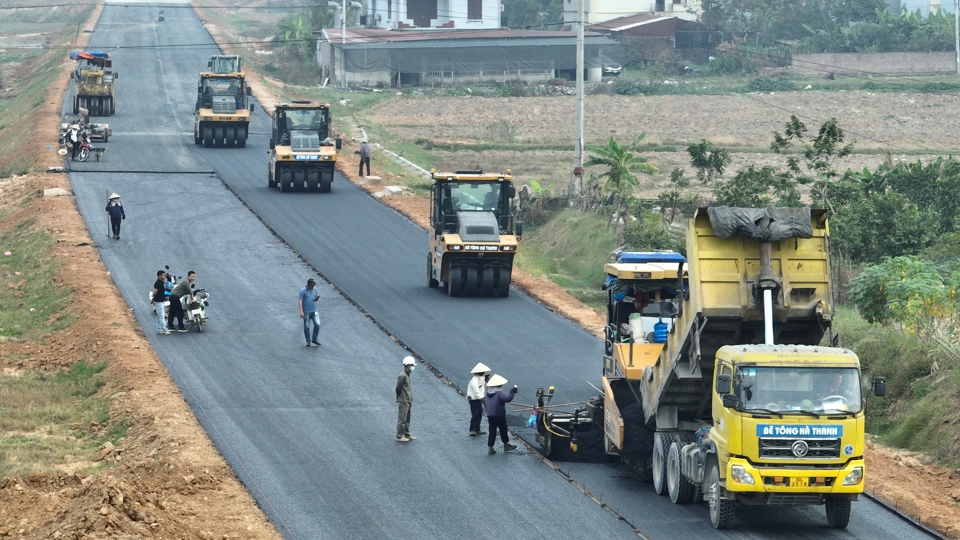 Die Anwendung von Building Information Modeling (BIM) in technischen Infrastrukturprojekten ist notwendig. Auf dem Foto: Bau eines Straßenbauprojekts im Bezirk Me Linh, Hanoi. Foto: Pham Hung