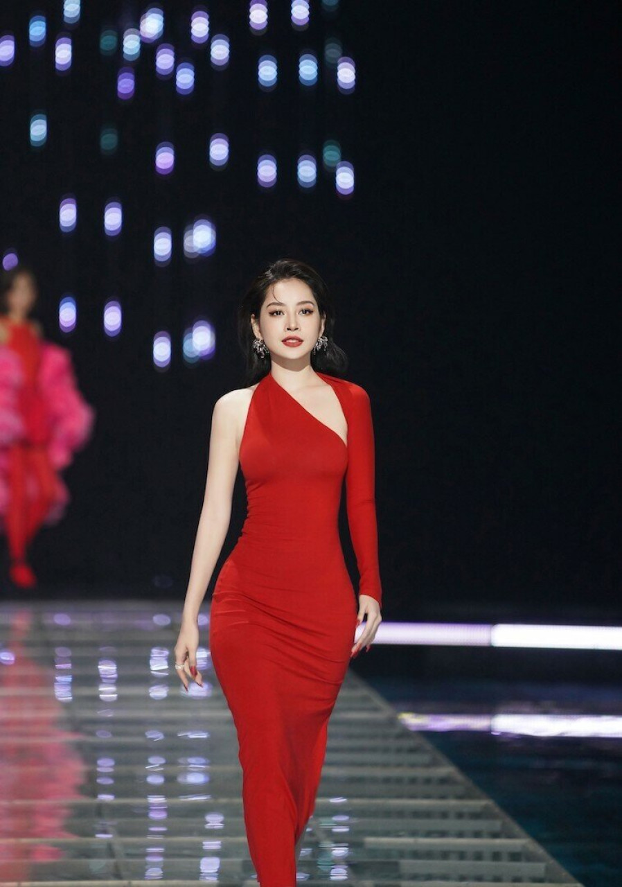 Chi Pu performs by tearing her skirt, top-notch beauty but still unknown in Dap Gio? 2