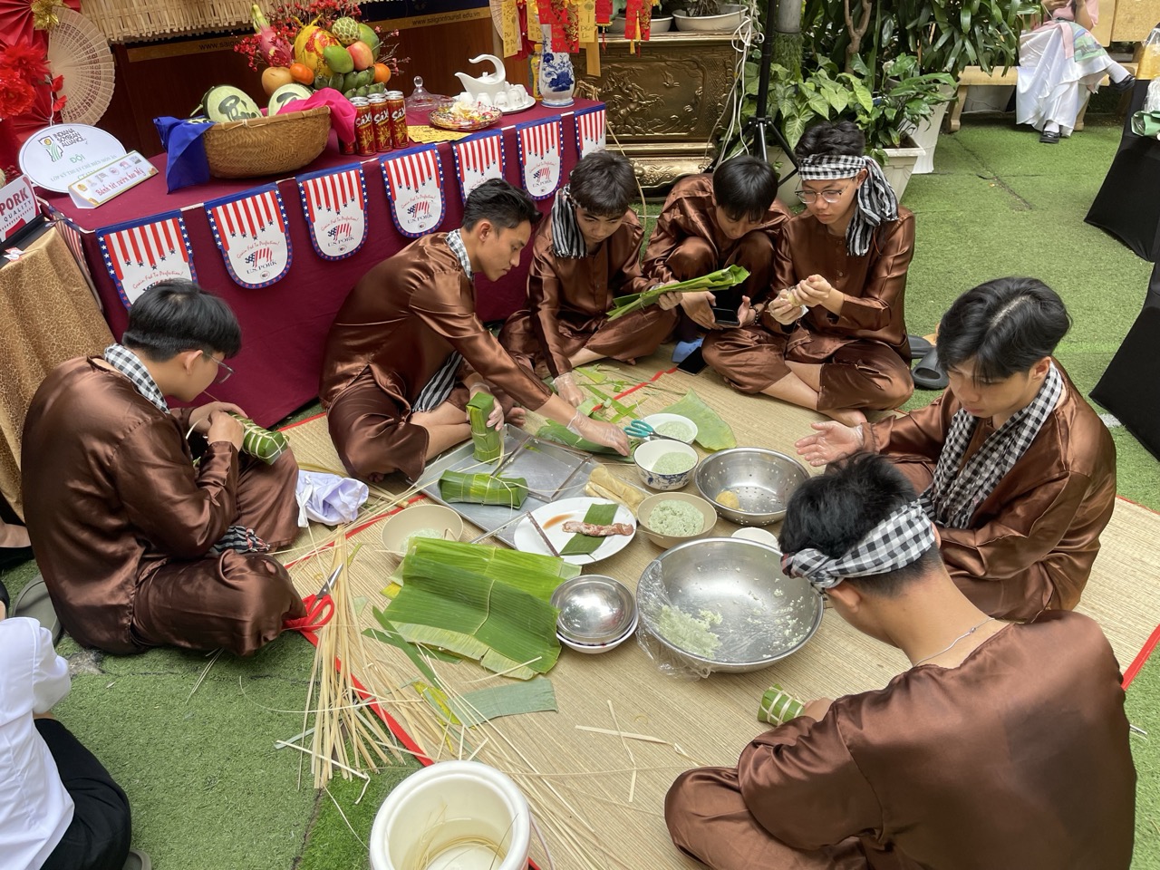 Hoa hậu Kiều Duy cùng 2 á hậu Quốc gia Việt Nam trải nghiệm... gói bánh tét- Ảnh 10.