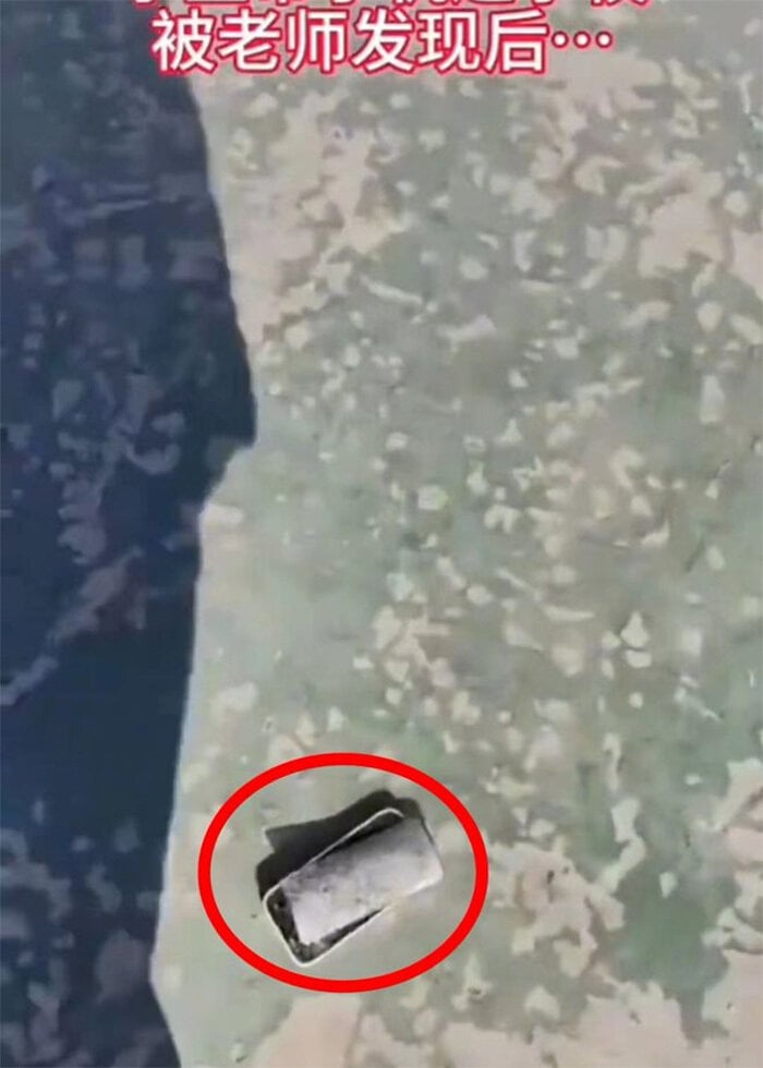 Учитель сломал дорогой iPhone студента.