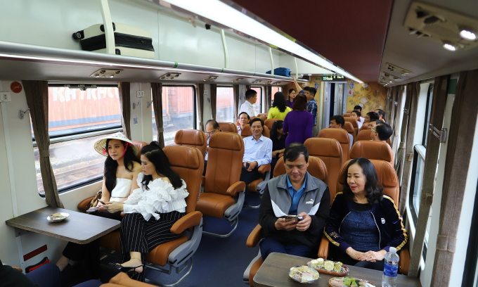 The tourist train connecting the heritage region of Hue - Da Nang at the end of March. Photo: Vo Thanh