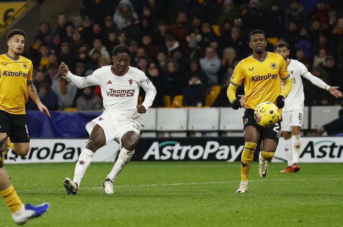 Midfielder Kobbie Mainoo scores the winning goal for Man Utd in a 4-3 victory over Wolves in round 22 of the Premier League at Molineux Stadium on February 1. Photo: Reuters