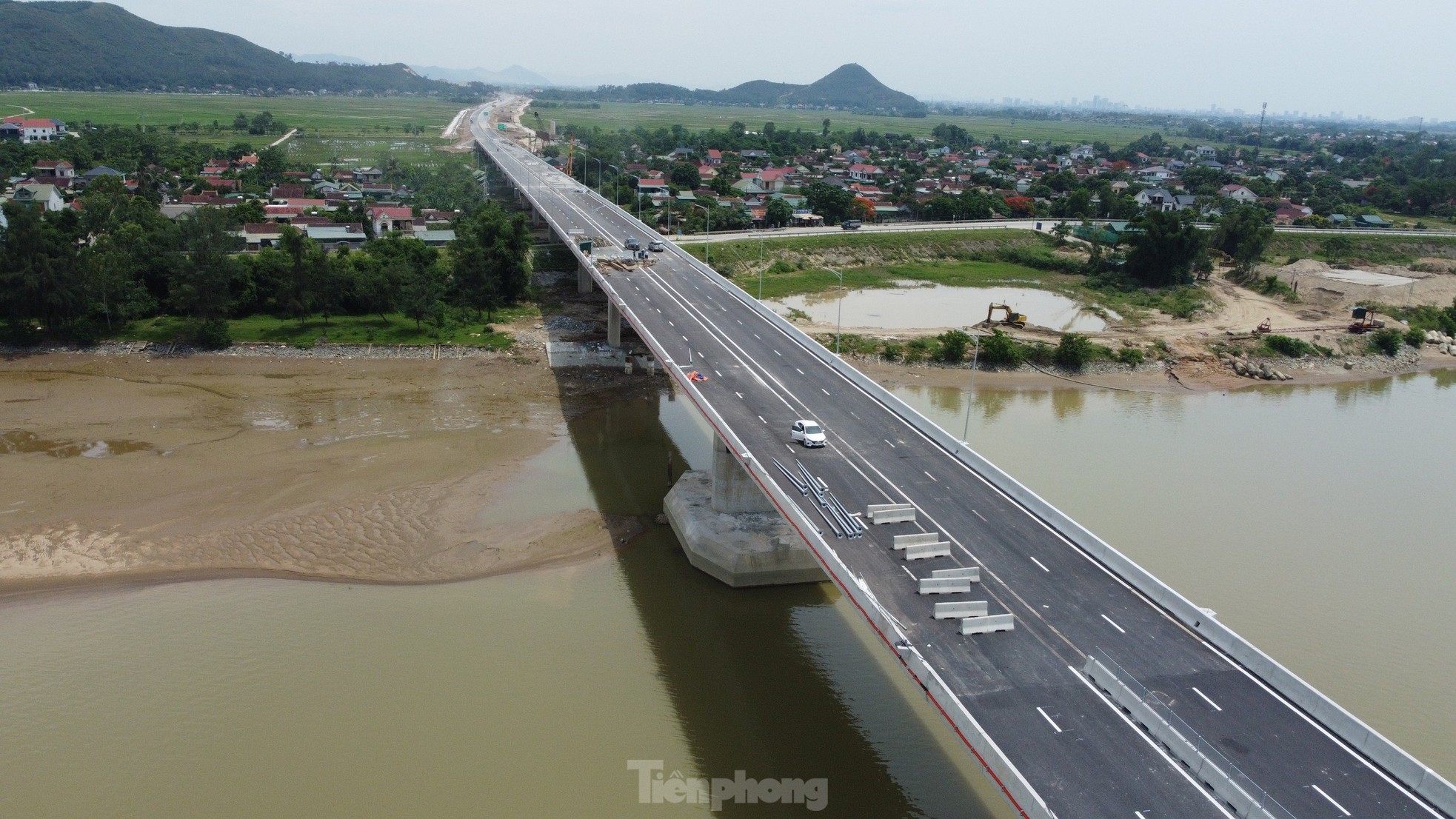 開通前の南北高速道路にかかる最長の河川橋（写真11）