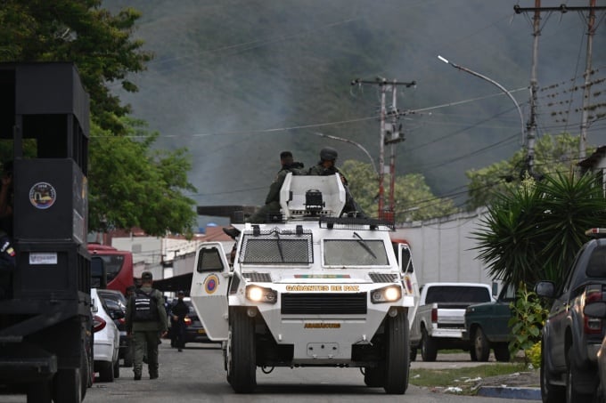 Mitglieder der venezolanischen Nationalgarde sitzen am 20. September in einem gepanzerten Fahrzeug vor dem Tocoron-Gefängnis im Bundesstaat Aragua. Foto: AFP