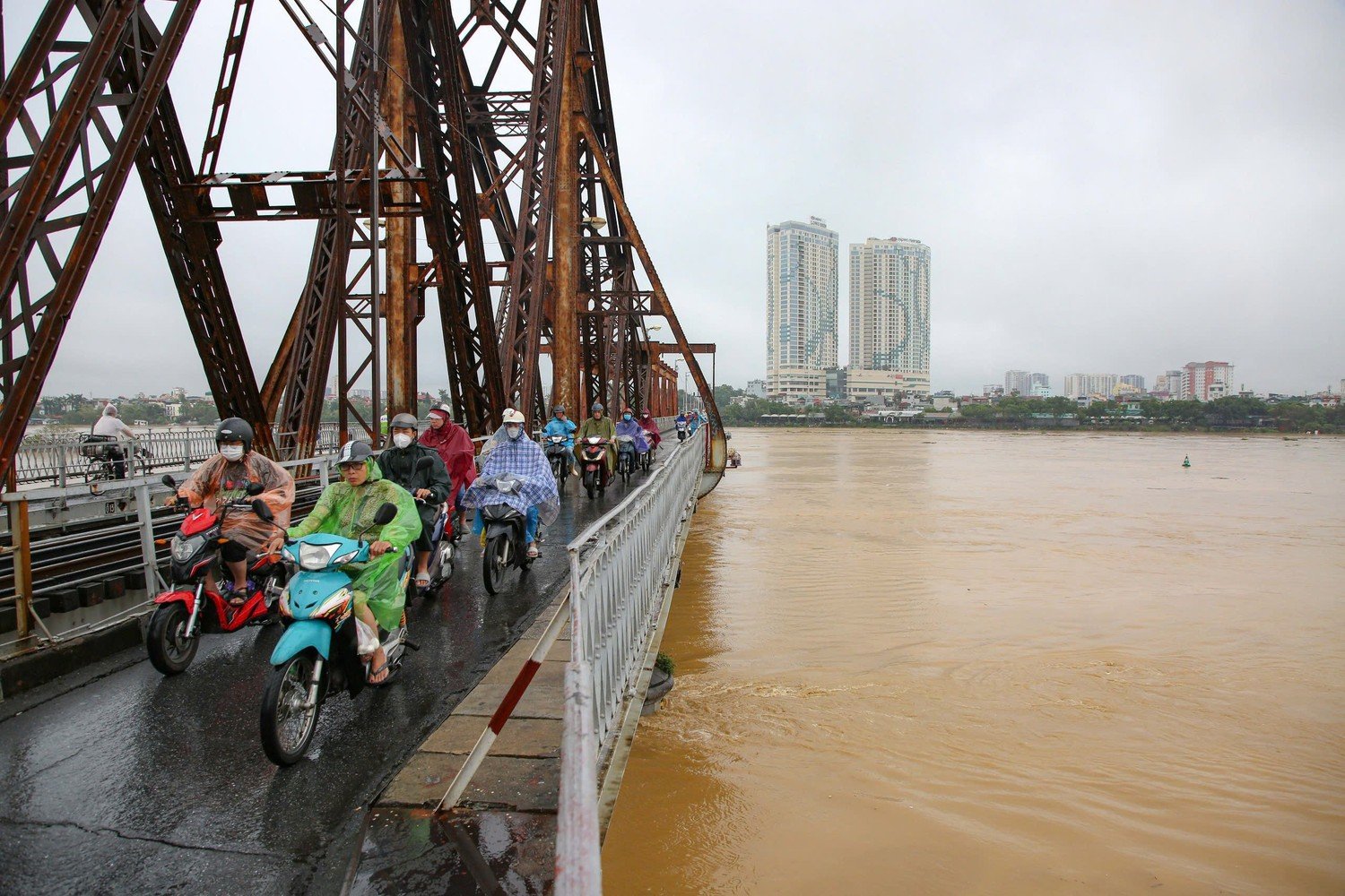 Lũ sông Hồng, đoạn qua thành phố Hà Nội đang có xu hướng giảm.