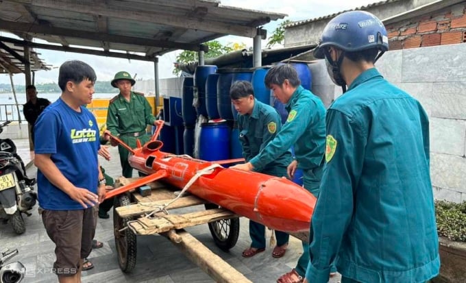 Thiết bị hình dạng giống máy bay không người lái được biên phòng tiếp nhận từ nhà dân. Ảnh: Văn Tánh