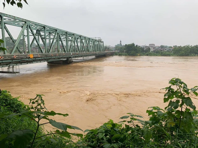 Die Überschwemmung des Thao-Flusses überschreitet das historische Niveau, das Wasser des Roten Flusses steigt und beeinträchtigt einige Gebiete in Hanoi, Foto 49