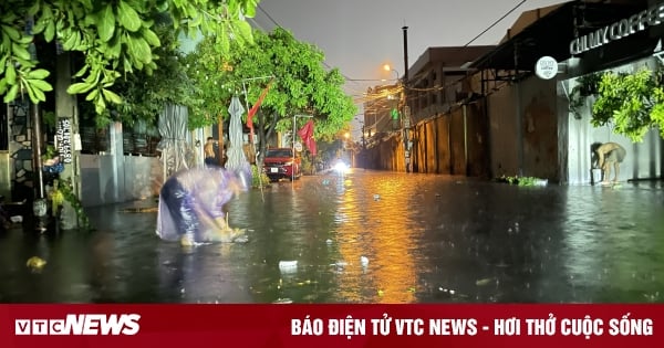 Thành phố Quy Nhơn, Bình Định: Đường ngập, nước tràn vào nhà sau cơn mưa kéo dài