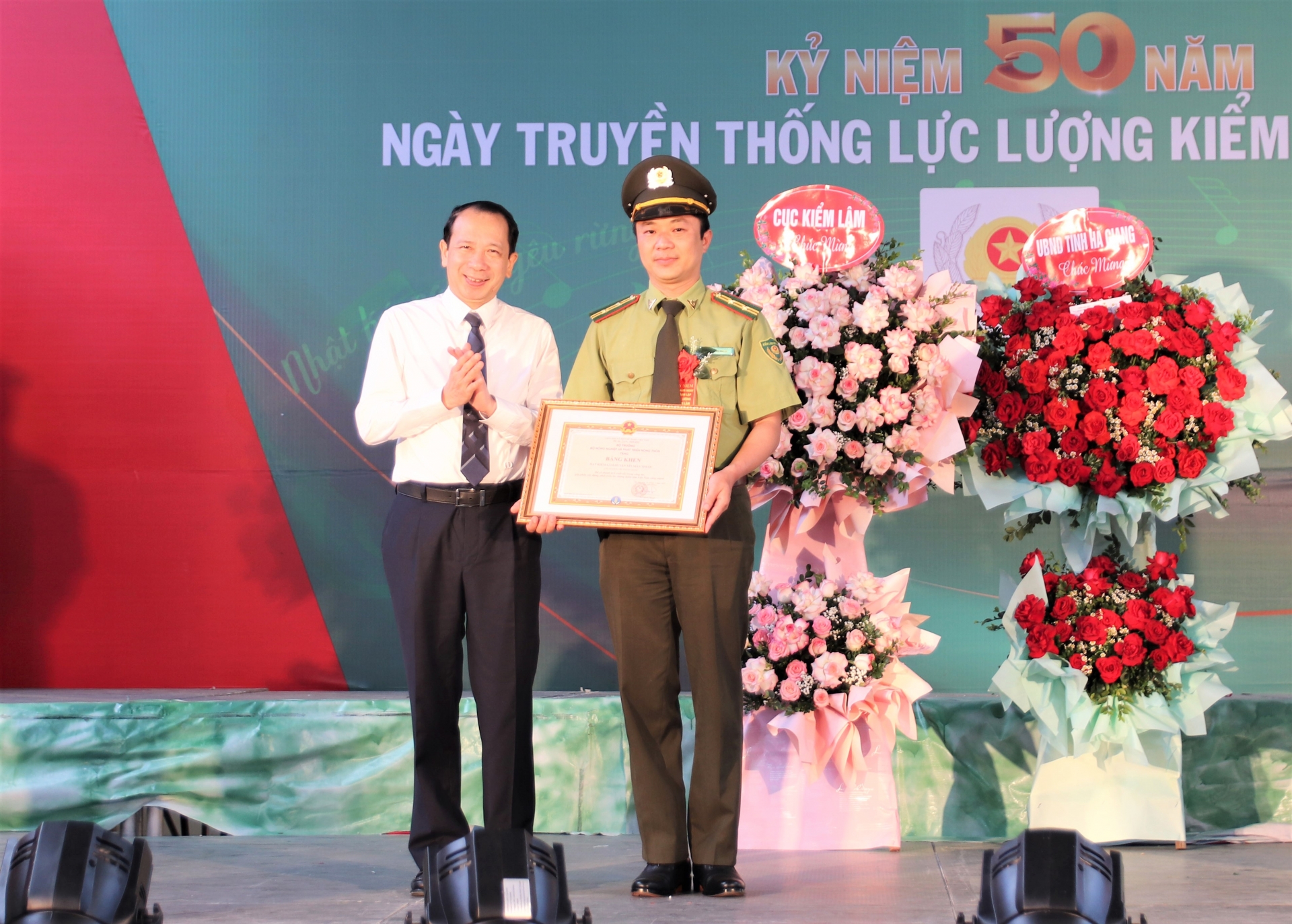 Le vice-président du Comité populaire provincial, Tran Duc Quy, a décerné le certificat de mérite du ministre de l'Agriculture et du Développement rural au représentant du département de protection des forêts de Xin Man.