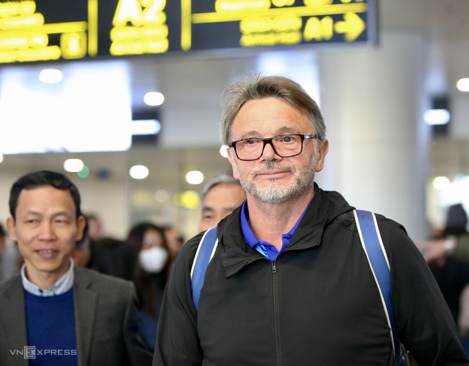 Trainer Philippe Troussier traf nach dem Ausscheiden in der Gruppenphase des Asien-Pokals 2023 in Hanoi ein. Foto: Hieu Luong