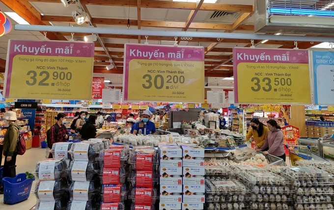 Dans les supermarchés, les prix des œufs ont également diminué simultanément à l'approche du Têt. Photo : Hong Chau