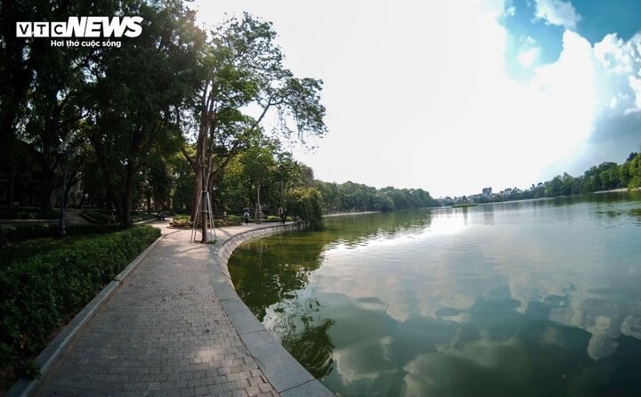 Die Hoan-Kiem-See-Walking-Street ist eine Touristenattraktion, die viele Touristen bei ihrem Besuch in Hanoi wählen. (Foto: Long Minh)