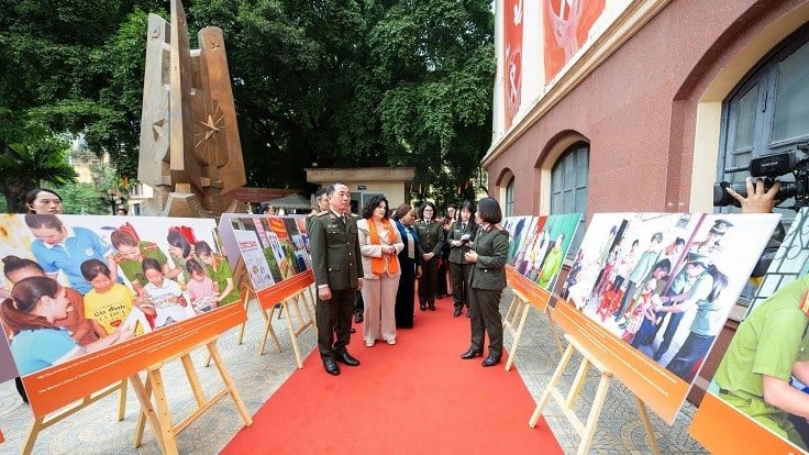 Фотовыставка освещает роль Народных сил общественной безопасности в защите женщин и детей от гендерного насилия.