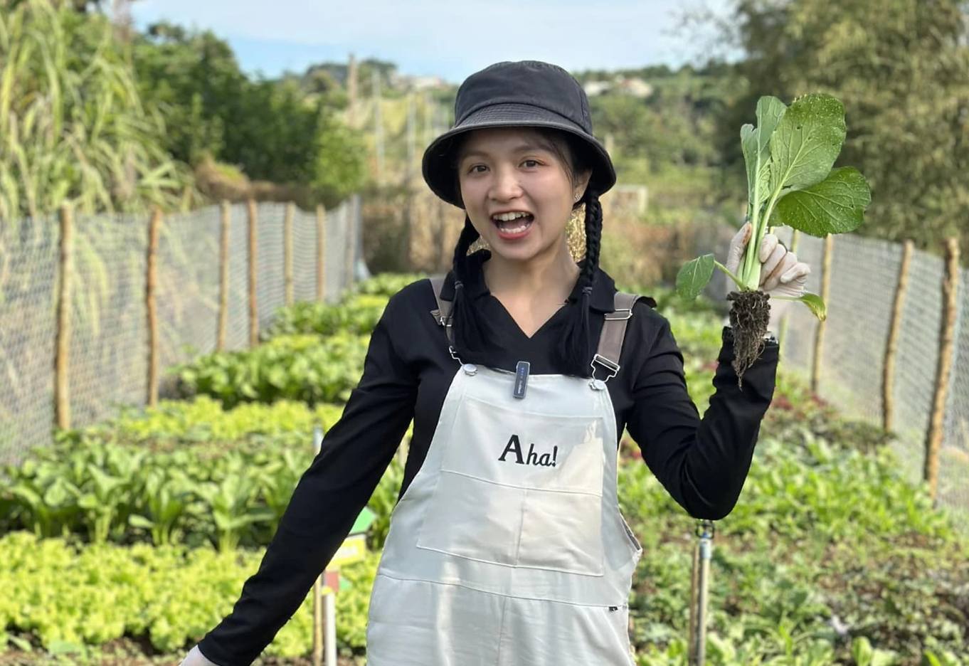 24-year-old Foreign Trade University valedictorian quits high-paying, easy job to return to hometown to grow clean vegetables