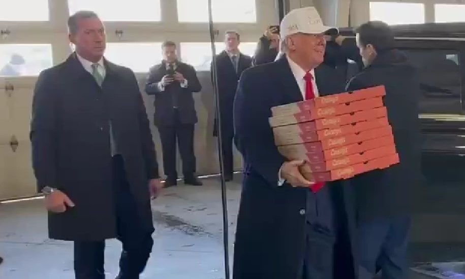 Trump kauft Pizza für Feuerwehrleute in Iowa