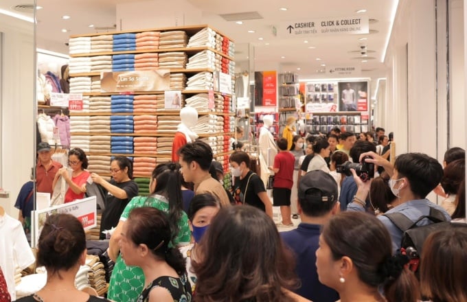 Los clientes experimentan una tienda Uniqlo en Vietnam. Foto: Uniqlo