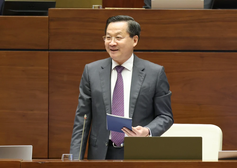 Vizepremierminister Le Minh Khai spricht am Nachmittag des 26. Juni im Parlament. Foto von : QUANG PHUC