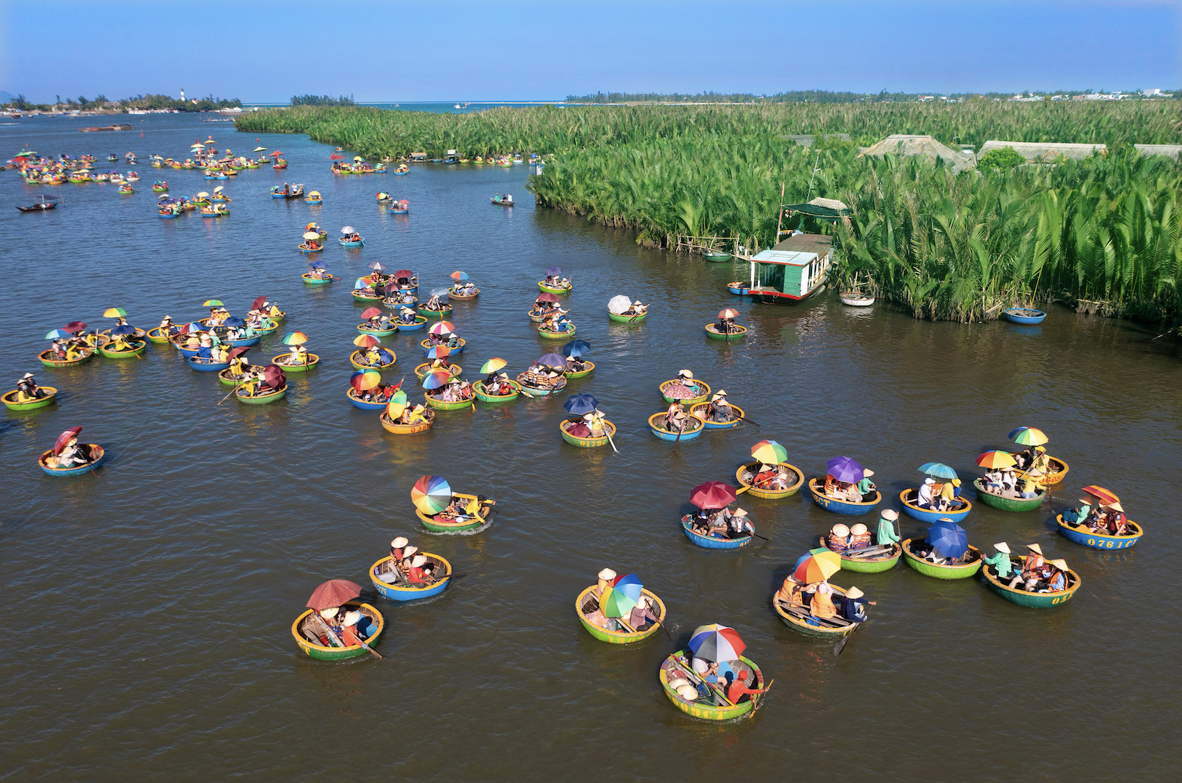 នៅ​លើ​កំពង់​ផែ និង​ក្រោម​ទូក មាន​អ្នក​ទេសចរ​ជា​ច្រើន​នៅ​ព្រៃ​ដូង Bay Mau ក្នុង​ទីក្រុង Hoi An។
