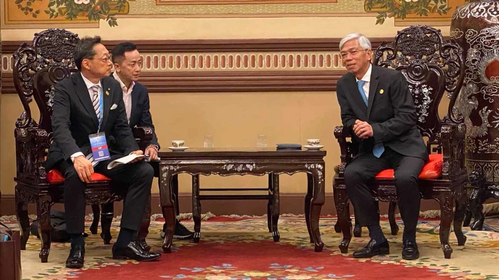 El camarada Vo Van Hoan, vicepresidente del Comité Popular de Ciudad Ho Chi Minh, recibió al Sr. Takahashi, vicealcalde de la ciudad de Osaka (Japón). Foto: XUAN HANH