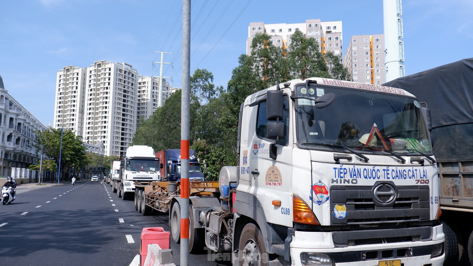 Long queue of trucks 'standing still' on the way to Cat Lai port, HCMC photo 3