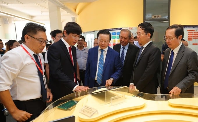 Deputy Prime Minister Tran Hong Ha (third from left) and leaders of ministries and sectors visited the Semiconductor Electronics Center, qqaaaaa ...