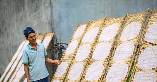 Le célèbre village de papier de riz de Binh Dinh profite du temps ensoleillé pour allumer le feu de papier de riz à temps pour servir le Têt.