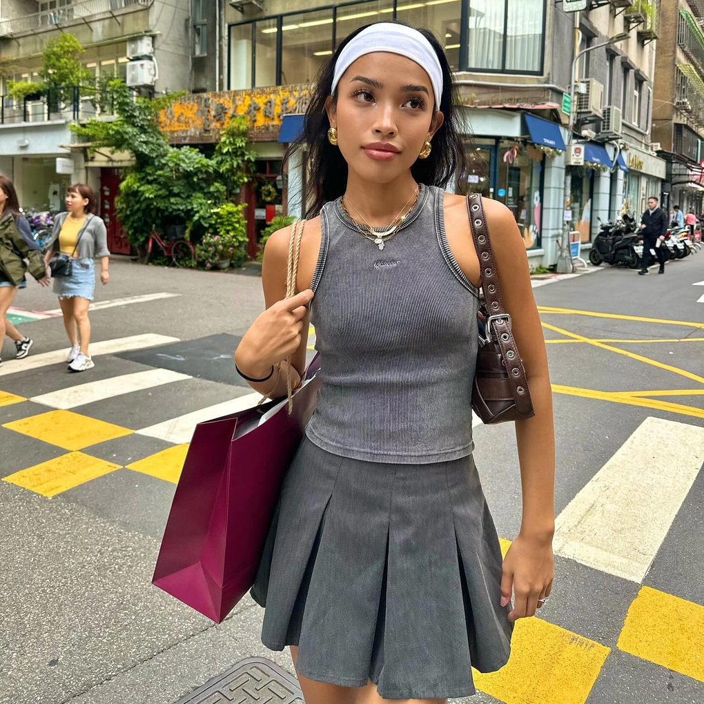 Hot girl Đà Nẵng gây sốt với gu ăn mặc gợi cảm, cuộc sống sang chảnh - 4