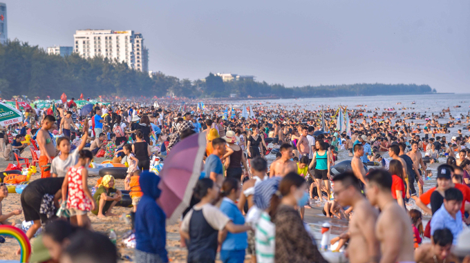 Sam Son beach is packed with visitors on September 2nd. Photo: Le Hoang