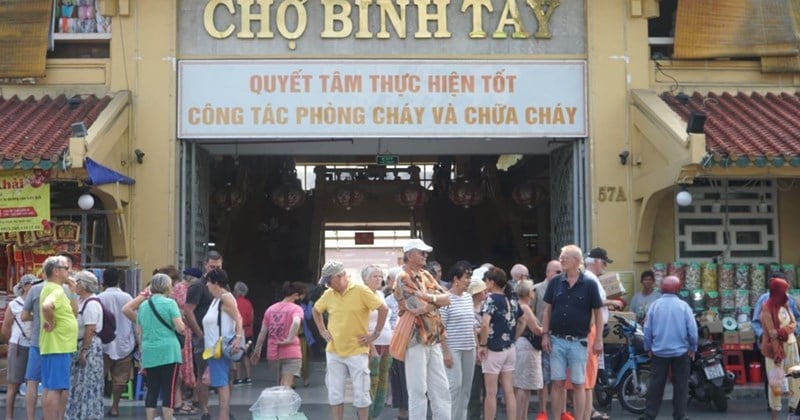 Ajetreados visitantes internacionales en el mercado mayorista de dulces más grande de la ciudad de Ho Chi Minh