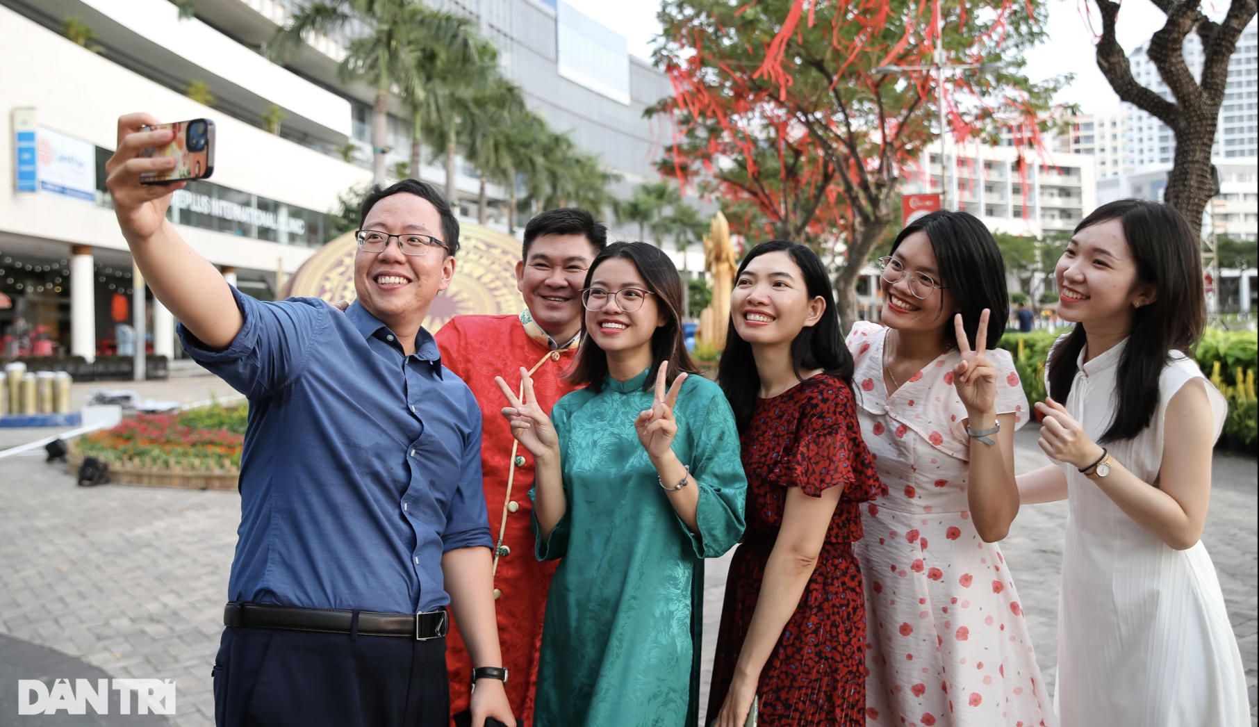 Spring flower street in Phu My Hung 'rich area' before opening