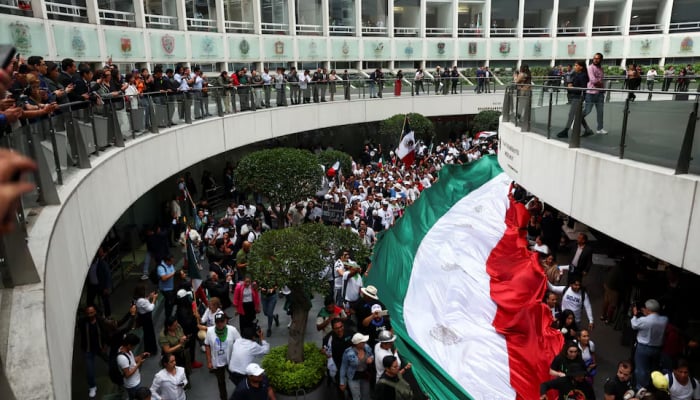 Des manifestants prennent d'assaut le Sénat mexicain