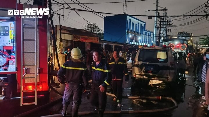 La policía de bomberos y el equipo de rescate llegaron para apagar el incendio.